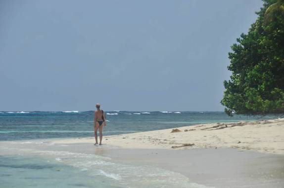 Caminhando por Cayo Zapatilla, uma das pequenas ilhas de Bocas del Toro, no norte do Panamá